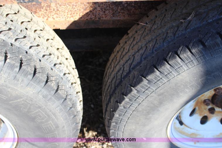 image for item L2432 2006 Towmaster T10DD equipment trailer