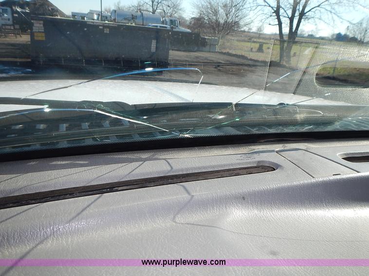 image for item L3595 1999 Ford F450 Super Duty flatbed truck