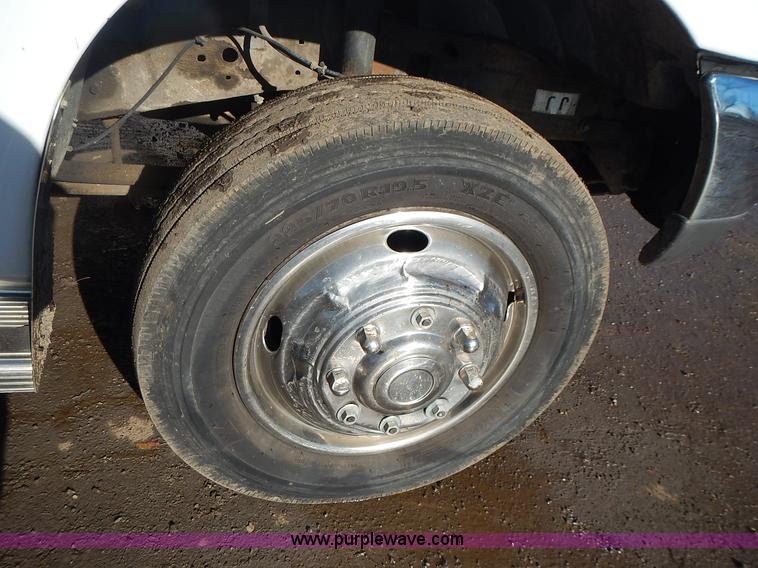 image for item L3595 1999 Ford F450 Super Duty flatbed truck