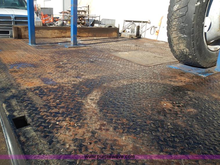 image for item L3595 1999 Ford F450 Super Duty flatbed truck