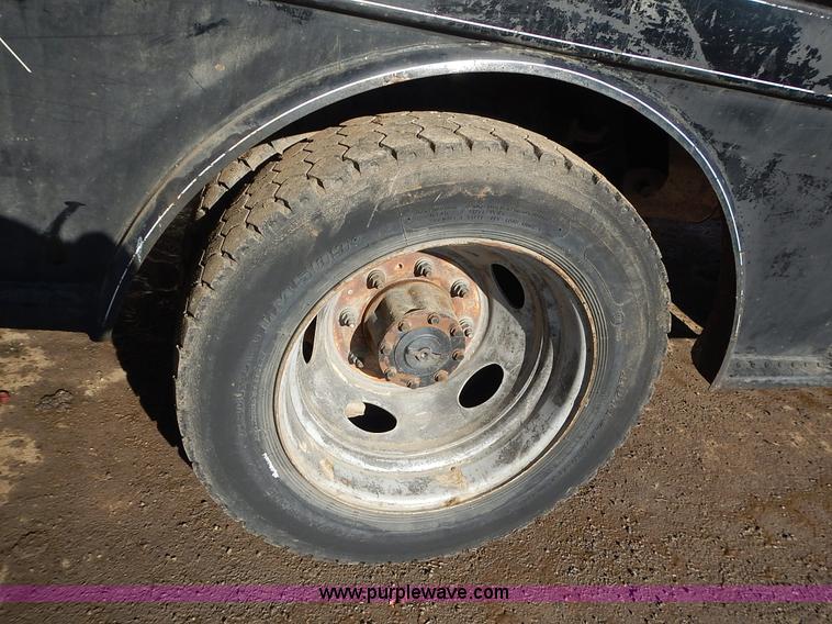 image for item L3595 1999 Ford F450 Super Duty flatbed truck