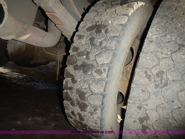 image for item L3595 1999 Ford F450 Super Duty flatbed truck