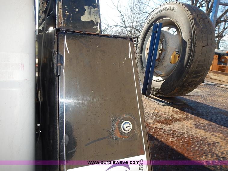 image for item L3595 1999 Ford F450 Super Duty flatbed truck