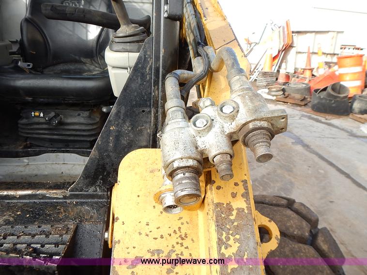 image for item L3598 Caterpillar 272D skid steer