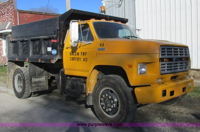 image for item L4142 1985 Ford F700 dump truck