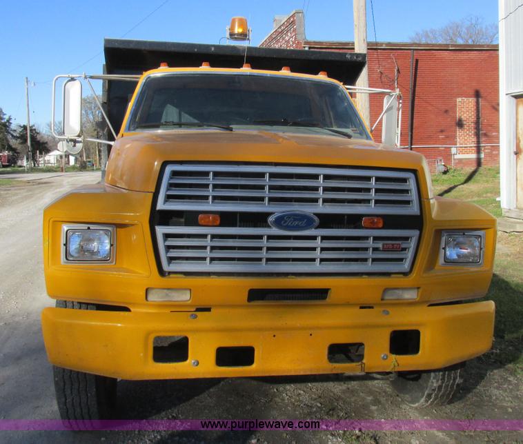 image for item L4142 1985 Ford F700 dump truck