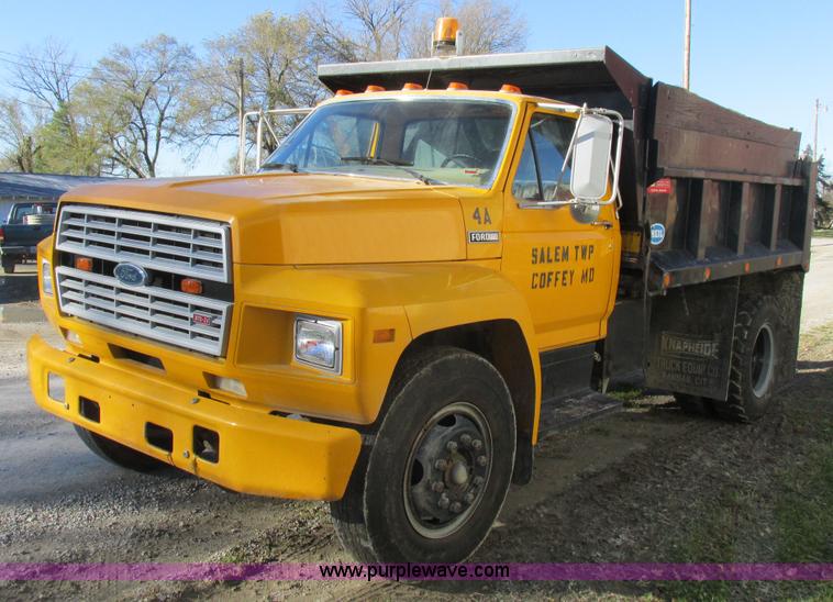 image for item L4142 1985 Ford F700 dump truck