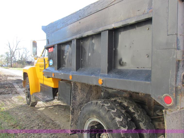 image for item L4142 1985 Ford F700 dump truck
