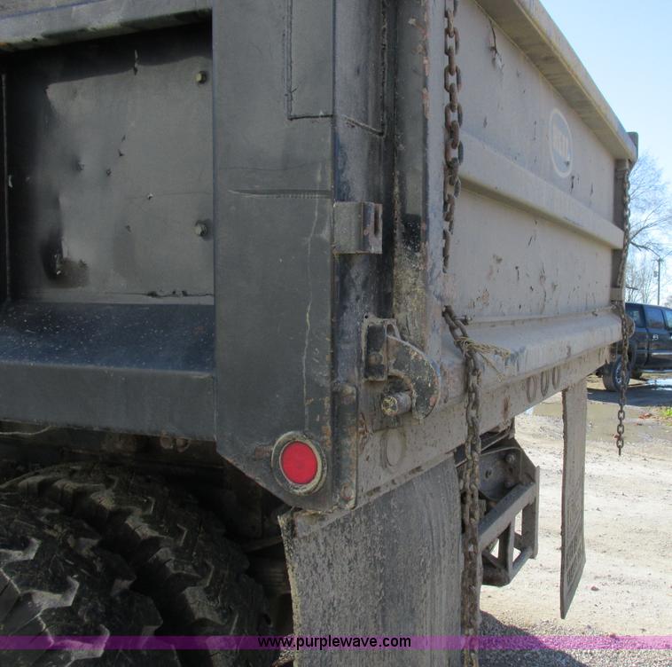 image for item L4142 1985 Ford F700 dump truck