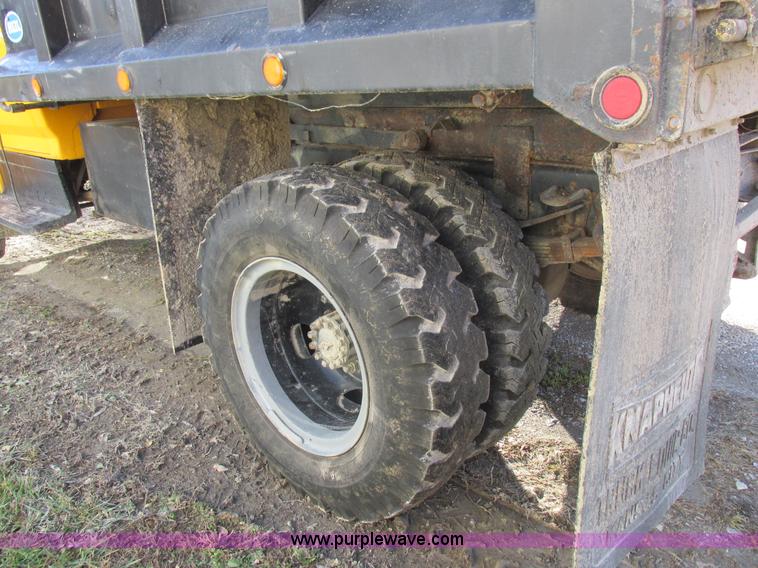 image for item L4142 1985 Ford F700 dump truck