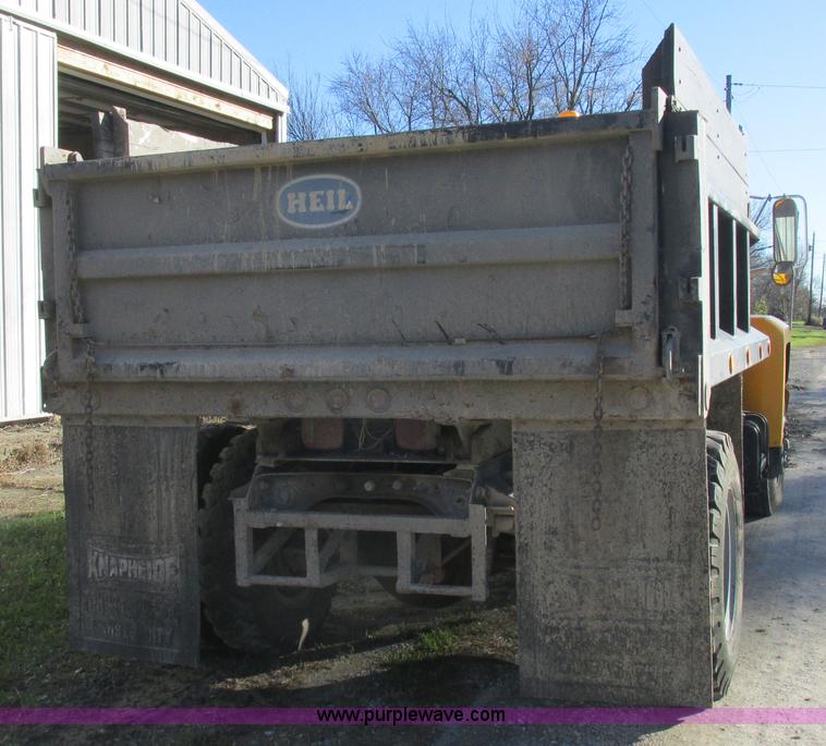 image for item L4142 1985 Ford F700 dump truck