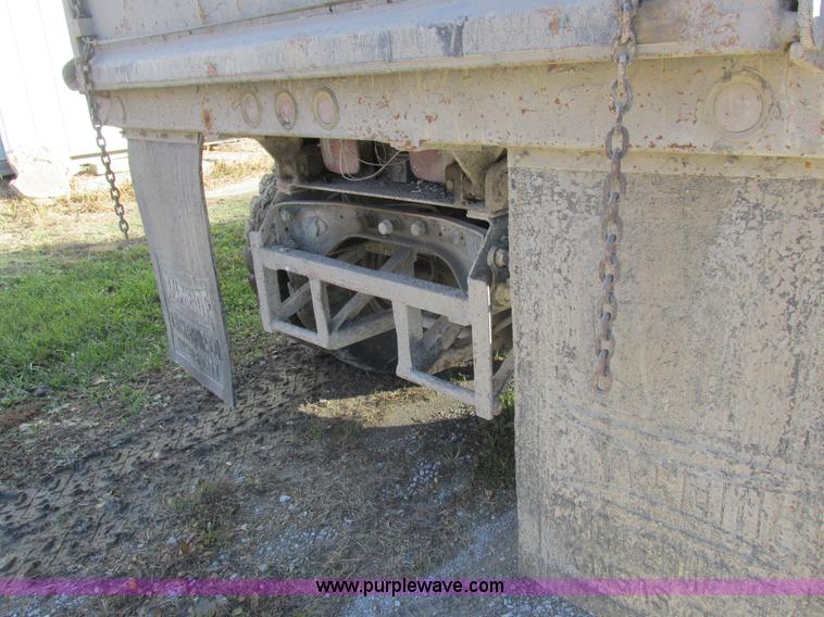 image for item L4142 1985 Ford F700 dump truck