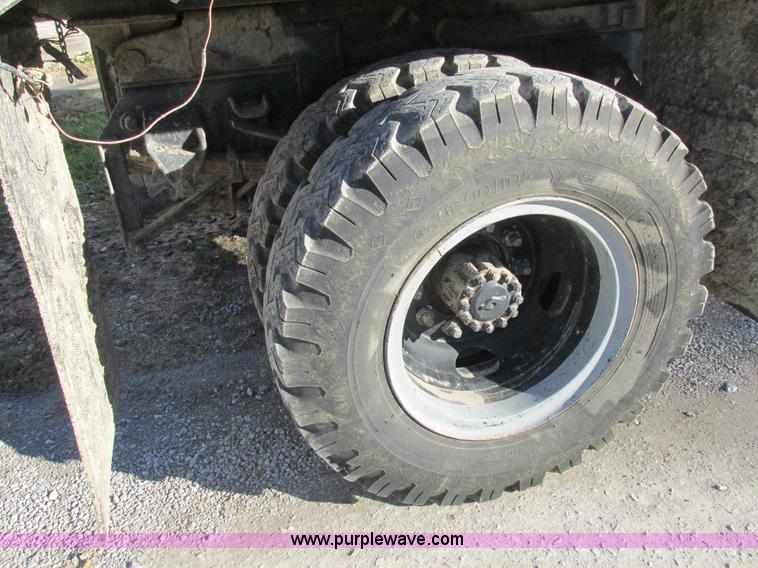 image for item L4142 1985 Ford F700 dump truck