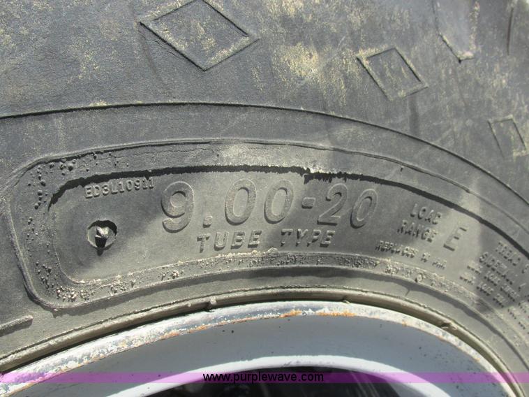 image for item L4142 1985 Ford F700 dump truck