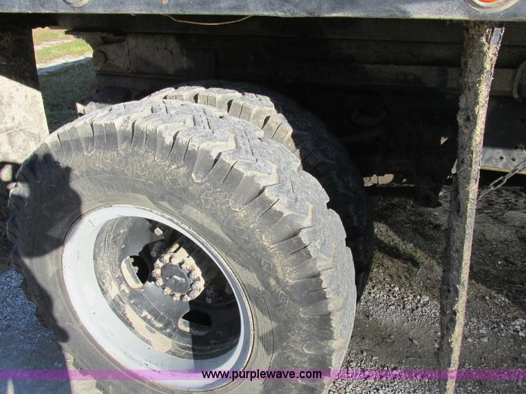 image for item L4142 1985 Ford F700 dump truck