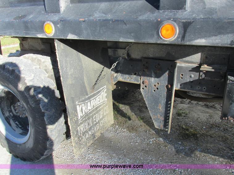 image for item L4142 1985 Ford F700 dump truck