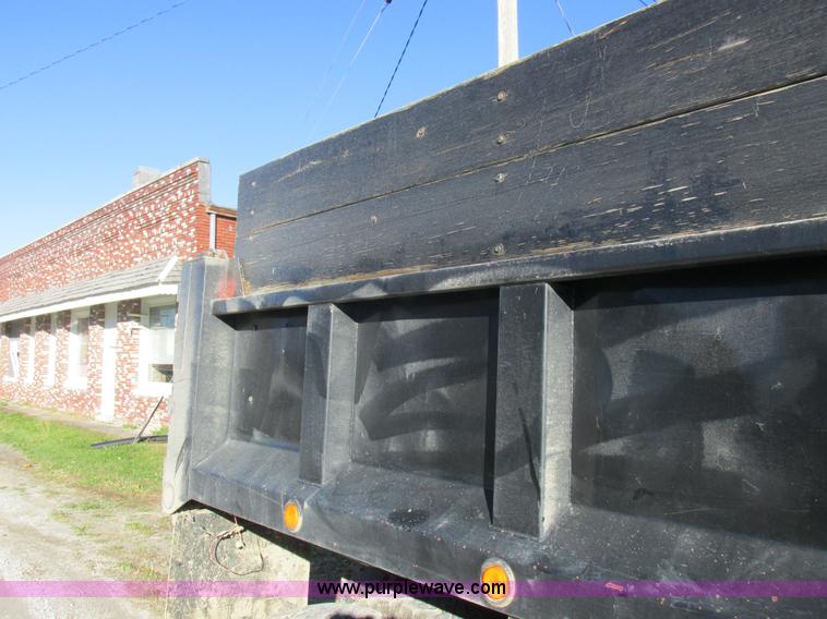 image for item L4142 1985 Ford F700 dump truck