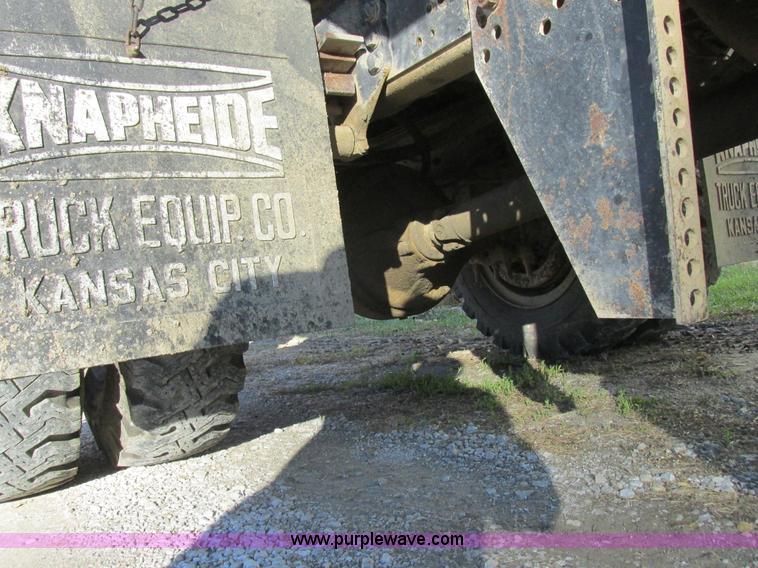 image for item L4142 1985 Ford F700 dump truck