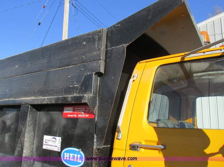 image for item L4142 1985 Ford F700 dump truck