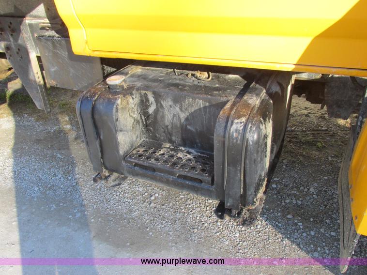 image for item L4142 1985 Ford F700 dump truck