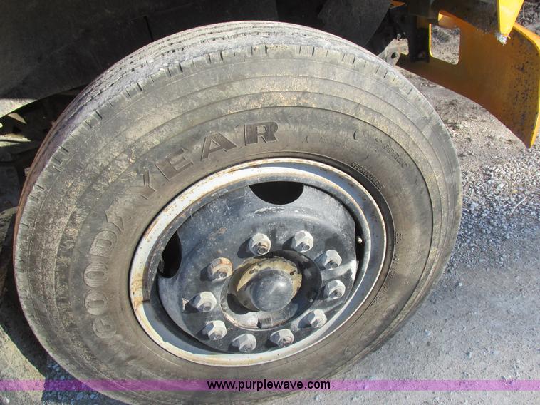 image for item L4142 1985 Ford F700 dump truck