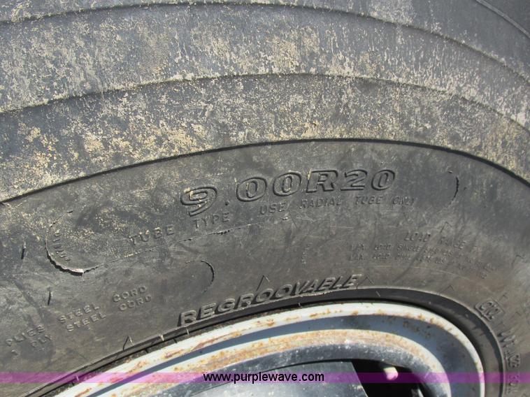 image for item L4142 1985 Ford F700 dump truck