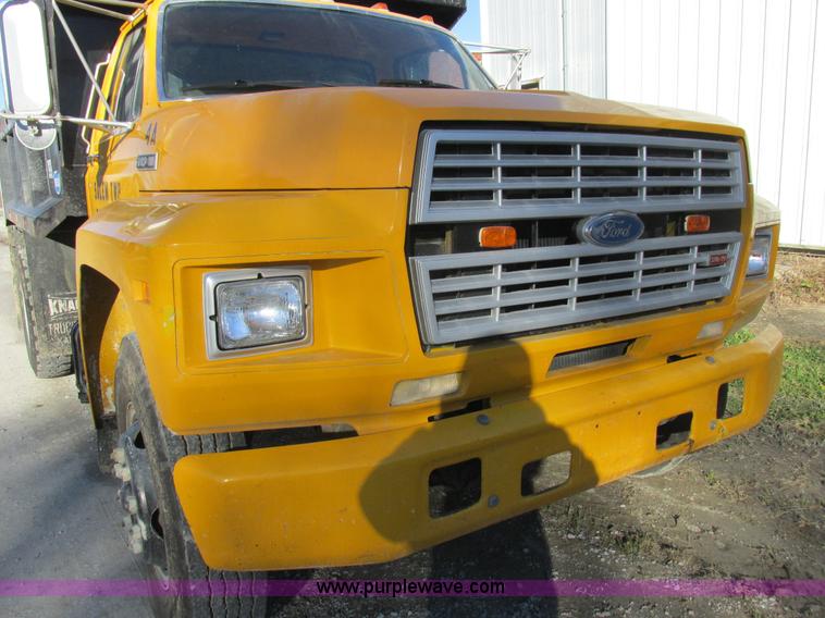 image for item L4142 1985 Ford F700 dump truck