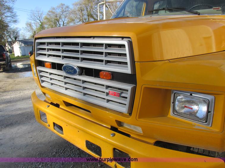 image for item L4142 1985 Ford F700 dump truck