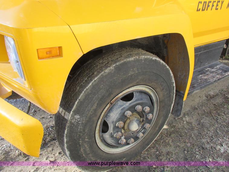 image for item L4142 1985 Ford F700 dump truck