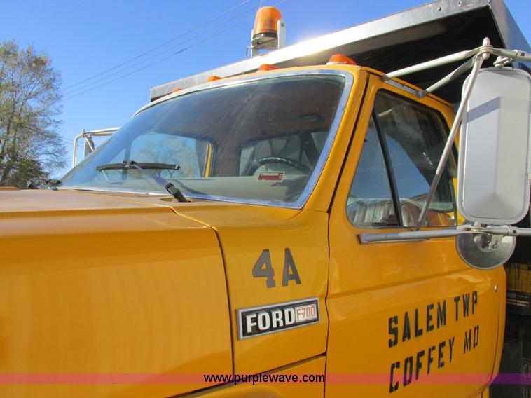 image for item L4142 1985 Ford F700 dump truck