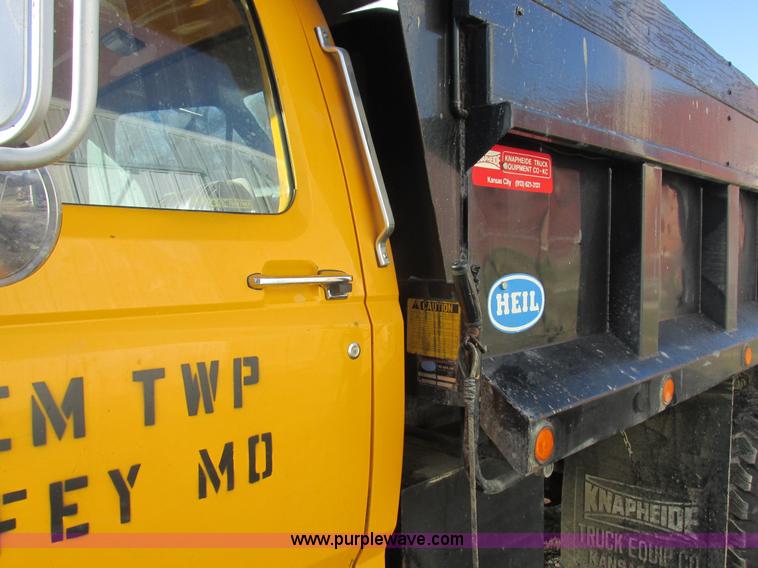 image for item L4142 1985 Ford F700 dump truck