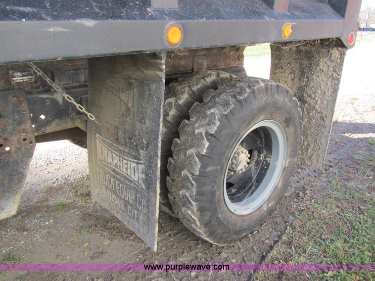 image for item L4142 1985 Ford F700 dump truck