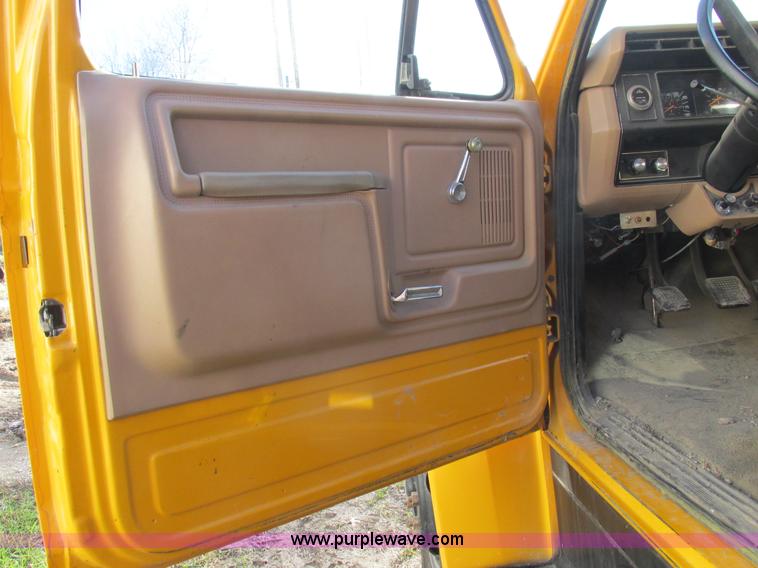 image for item L4142 1985 Ford F700 dump truck