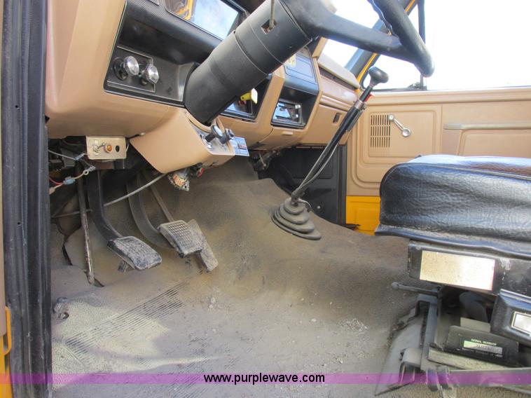 image for item L4142 1985 Ford F700 dump truck