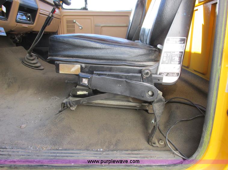 image for item L4142 1985 Ford F700 dump truck