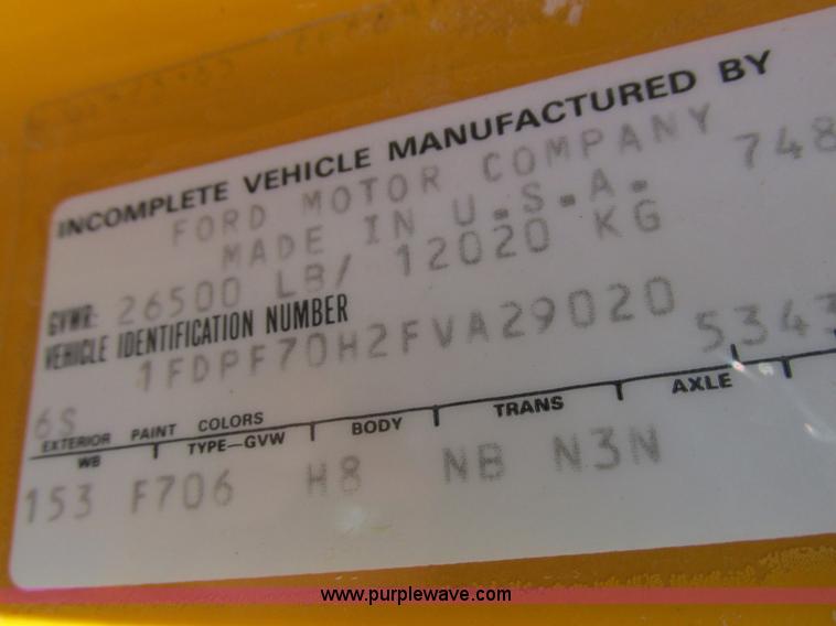 image for item L4142 1985 Ford F700 dump truck