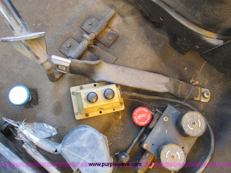 image for item L4142 1985 Ford F700 dump truck