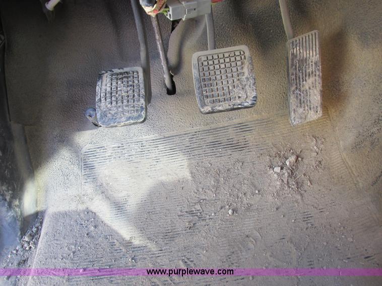 image for item L4142 1985 Ford F700 dump truck