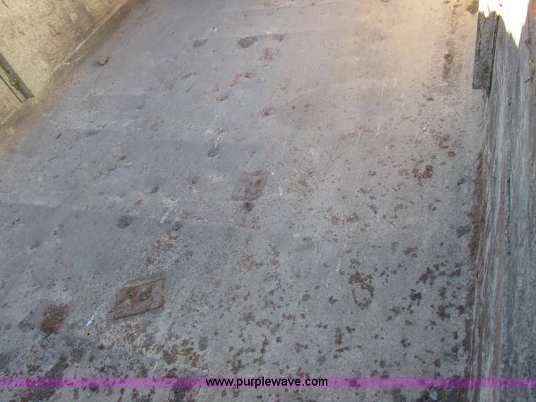 image for item L4142 1985 Ford F700 dump truck