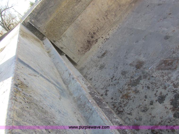 image for item L4142 1985 Ford F700 dump truck