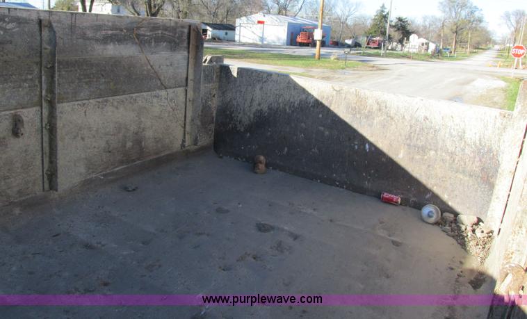 image for item L4142 1985 Ford F700 dump truck