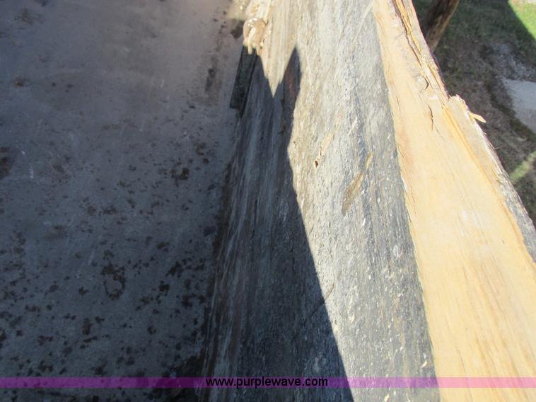 image for item L4142 1985 Ford F700 dump truck