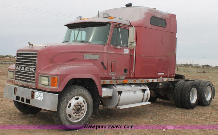 image for item L4458 1997 Mack CH613 semi truck