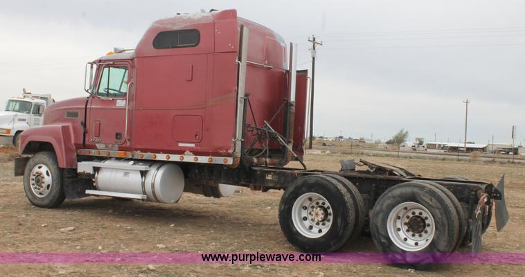 image for item L4458 1997 Mack CH613 semi truck