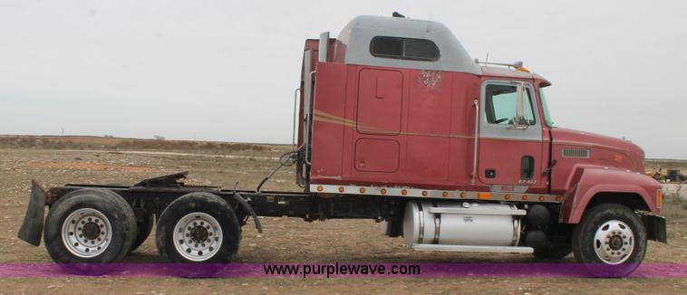 image for item L4458 1997 Mack CH613 semi truck