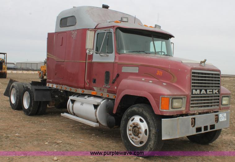 image for item L4458 1997 Mack CH613 semi truck