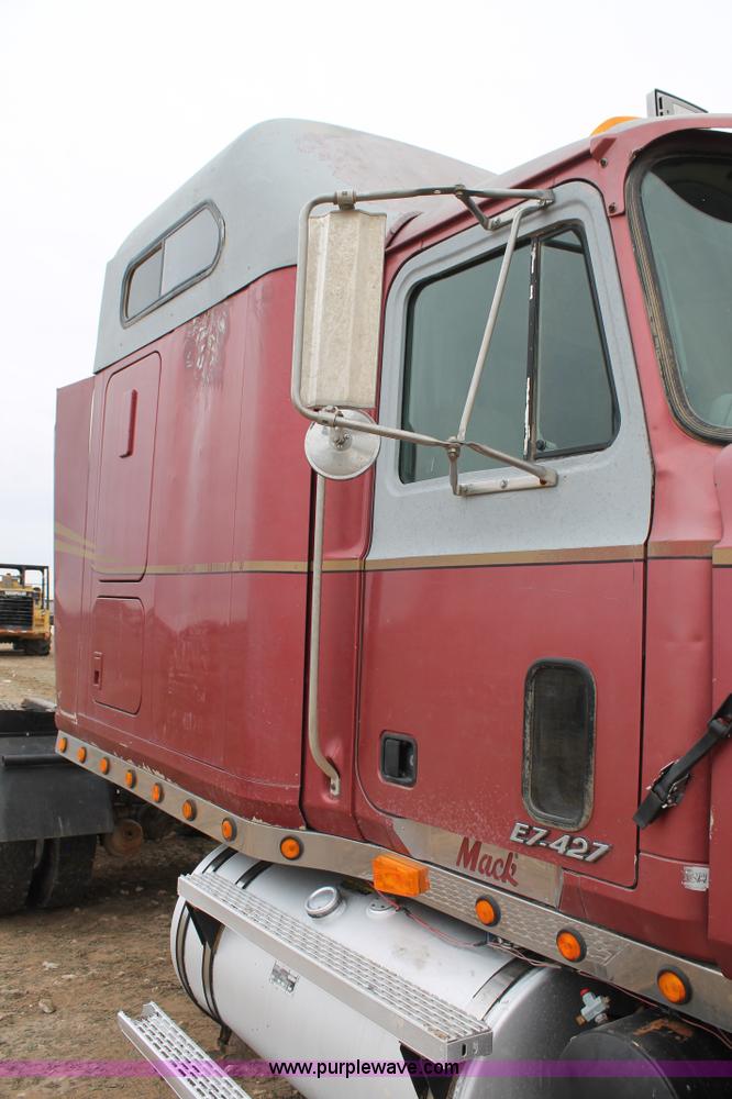 image for item L4458 1997 Mack CH613 semi truck