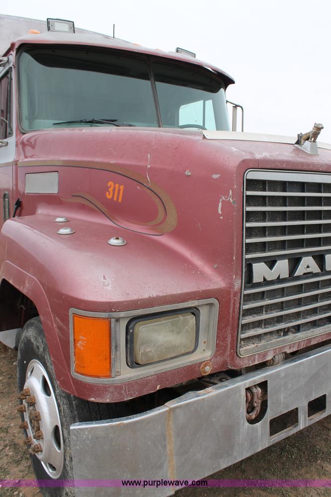 image for item L4458 1997 Mack CH613 semi truck