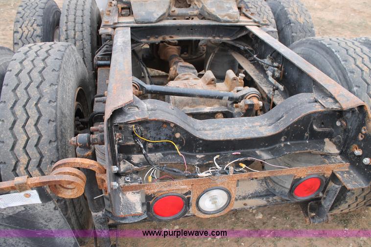 image for item L4458 1997 Mack CH613 semi truck