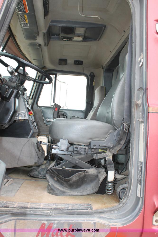 image for item L4458 1997 Mack CH613 semi truck
